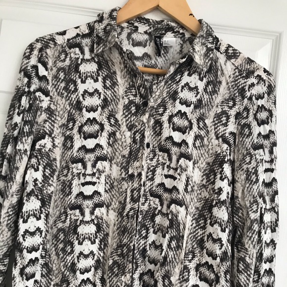 Beautiful H&M DIVIDED BLOUSE - Picture 1 of 4